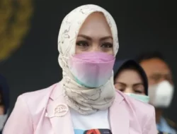 Antar Keanu Pelatihan Sepak Bola, Angelina Sondakh ke Adjie Massaid