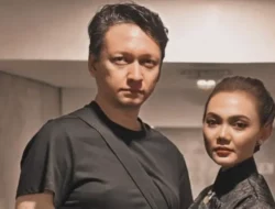 Gaya Rina Nose Tampil Vintage Jadi Cewek Era 70-an