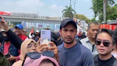 Reza Rahadian Hadir Aksi Kamisan di Istana Negara