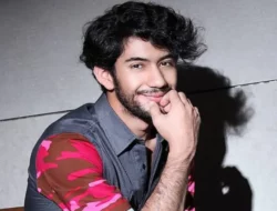Potret Candid Ganteng Reza Rahadian Nonton Upacara Pelebon di Bali