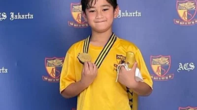 Potret Gaya Rafathar Pakai Jersey Timnas Indonesia demi Sambut Shin Tae-yong di Andara